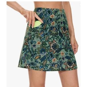 Like new Moteepi SZ M spandex skirt w/ builtin shorts